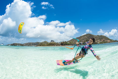 Duotone Soleil Twin-Tip Kiteboard beim Kitesurfen in einer tropischen Lagune mit karibischem Bergpanorama