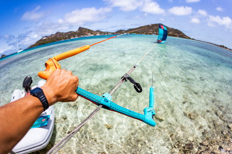 Duotone Trust Bar Quad Control Steuerbar beim Kitesurfen in einer tropischen Lagune