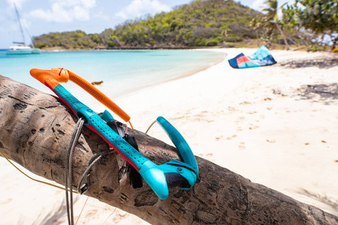 Duotone Trust Bar Quad Control Control Bar beim Kitesurfen an einem tropischen Strand
