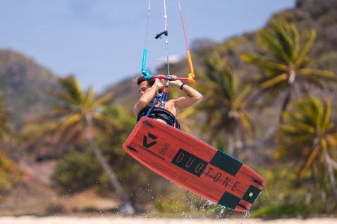 Duotone Trust Bar Quad Control 2019 Steuerbar beim Kitesurfen an tropischem Strand mit Palmen