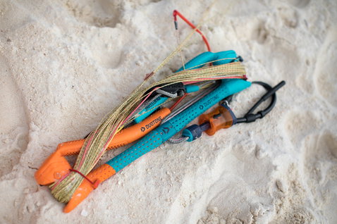 Duotone Trust Bar Quad Control 2019 Steuerbar beim Kitesurfen an weißem Sandstrand am Meer