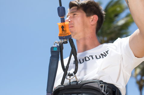 Duotone Quick Release Wakestyle Kit chicken loop lors du kitesurf sur une plage tropicale
