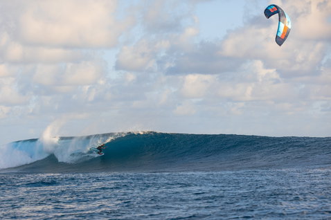 Duotone Neo LEI kite during wave riding on the open ocean