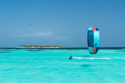 Duotone Neo LEI kite during kitesurfing in a tropical lagoon