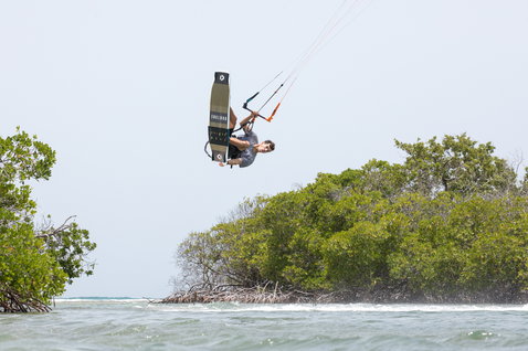 Duotone Team Series TS tabla de kitesurf twin-tip durante kitesurf en una laguna costera tropical