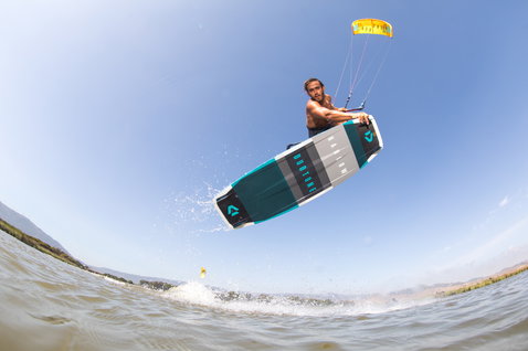 Duotone Team Series Hadlow TS tabla de kitesurf twin-tip 140cm durante el kitesurf en un lago de montaña