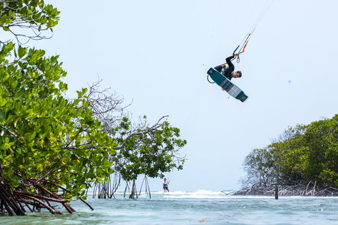 Duotone Team Series Hadlow tabla de kitesurf twin-tip durante el kitesurf en una laguna tropical con manglares