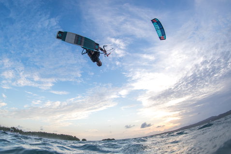 Duotone Team Series Hadlow tabla de kitesurf twin-tip haciendo kitesurf en una costa tropical