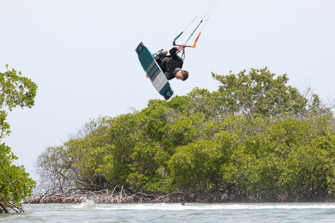 Duotone Team Series Hadlow tabla de kitesurf twin-tip durante el kitesurf en una laguna de manglar tropical