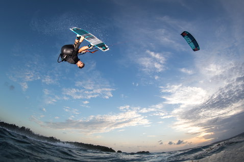 Duotone Team Series Hadlow tabla de kitesurf twin-tip durante el kitesurf en una playa oceánica