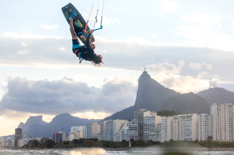 Duotone Trust Bar Quad Control Control Bar beim Kitesurfen an einem städtischen Küstengewässer, vermutlich Rio de Janeiro