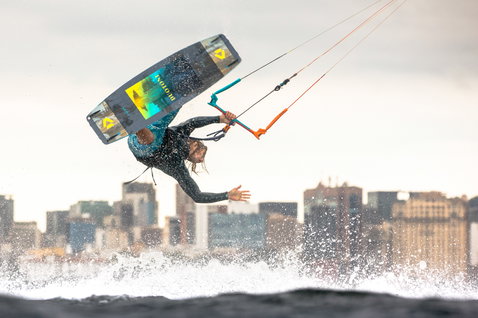 Duotone Trust Bar Quad Control Steuerbar beim Kitesurfen auf dem Meer