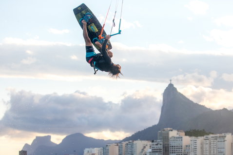 Duotone Select Textreme 2019 twin-tip kiteboard durante il kitesurf nella baia di Rio de Janeiro