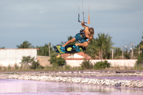 Duotone Select Textreme 2019 Select twin-tip kiteboard durante il kitesurf in una laguna costiera con saline