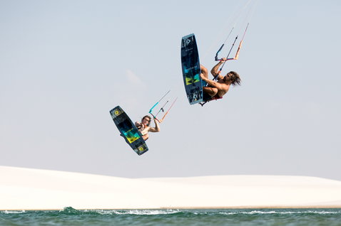 Duotone Jaime kiteboard twin-tip lors du kitesurf sur une plage océanique avec dunes de sable blanc