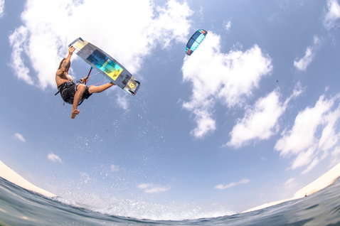 Duotone Jaime twin-tip kiteboard lors d'une session de kitesurf sur la plage