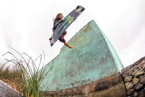 Duotone Jaime twin-tip kiteboard lors d'une session de wakestyle sur un parcours urbain