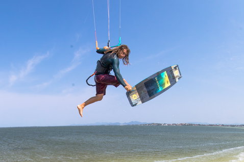 Duotone Jaime twin-tip kiteboard lors d'une session de kitesurf dans le lagon côtier