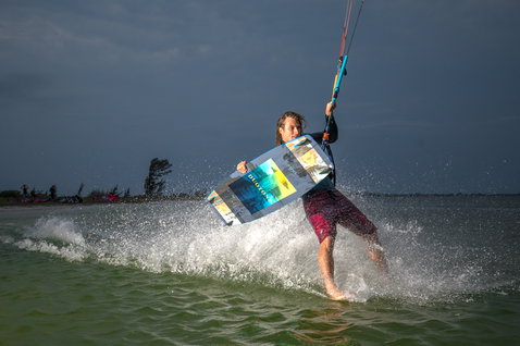 Duotone Jaime twin-tip kiteboard lors d'une session kitesurf sur eaux plates océaniques