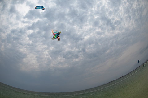 Duotone Jaime twin-tip kiteboard lors d'une session kitesurf dans un lagon côtier aux eaux calmes