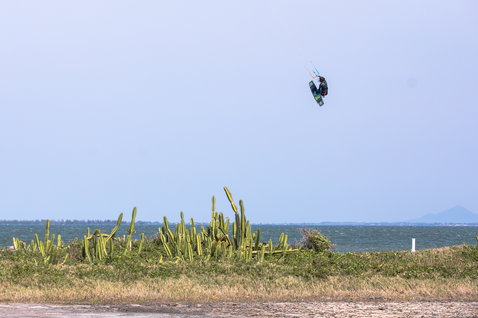 Duotone Jaime twin-tip kiteboard en kitesurf dans un lagon côtier