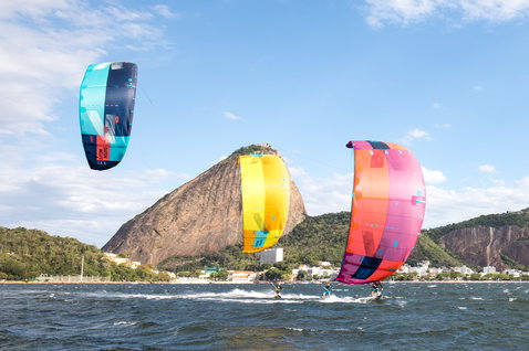 Duotone Evo LEI kite during kitesurfing in the bay of Rio de Janeiro with Sugarloaf Mountain in the background