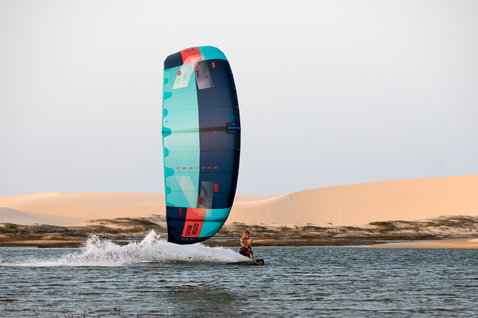 Duotone Evo LEI kite during kitesurfing in a lagoon with sand dunes