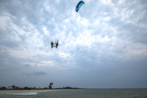 Duotone Evo LEI kite during kitesurfing at a coastal beach in a shallow lagoon