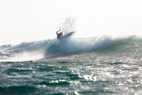 Duotone Pro Session Waveboard beim Wellenreiten im Ozean