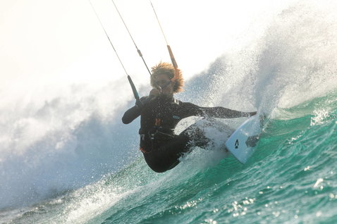 Duotone Pro Session 2019 Wave-Kiteboard beim Wellenreiten im Ozean