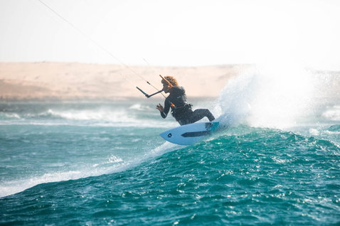 Duotone Pro Session Wave-Kiteboard beim Wellenreiten am Ozeanstrand