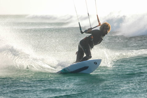 Duotone Pro Session Wave-Kiteboard beim Wellenreiten am Ozeanstrand