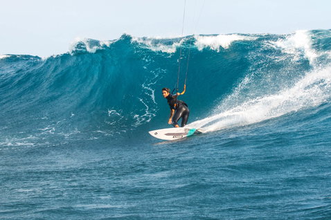 Duotone Pro Session Wellen-Kiteboard beim Wellenreiten in einem großen Beachbreak in Australien