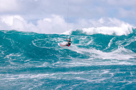 Duotone Pro Session Wellenboard beim Kitesurfen im offenen tropischen Ozean