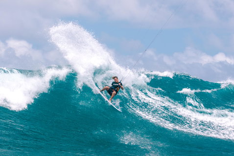 Duotone Pro Session 2019 Wave Kiteboard beim Wave Riding am Strand