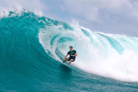 Duotone Pro Session 2019 Wave Kiteboard beim Wave Riding in einer tropischen Riffwelle
