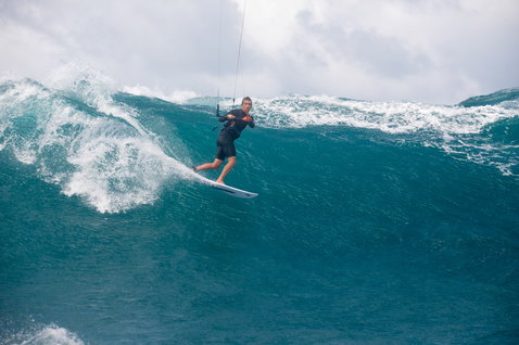 Duotone Pro Session 2019 Wave Kiteboard beim Wave Riding in einer großen hohlen Welle auf dem offenen Ozean