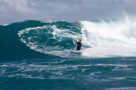 Duotone Pro Session Wave Kiteboard beim Kitesurfen im offenen Ozean auf einer großen Hohlwelle