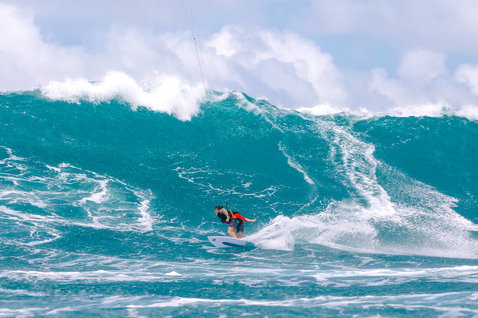 Duotone Pro Session Wave Kiteboard beim Wellenreiten im offenen Ozean an einem großen Surfbreak