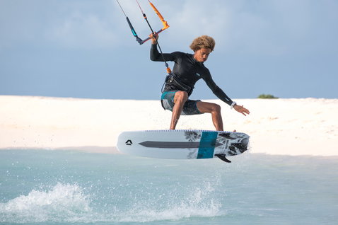 Duotone Pro Voke CSC 2019 kiteboard directionnel lors de kitesurf sur un lagon tropical peu profond