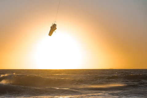 Duotone Pro Voke CSC 2019 wave kiteboard lors de surf de vagues sur une plage océanique