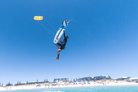 Duotone Pro Voke CSC wave kiteboard en kitesurf sur une plage océanique