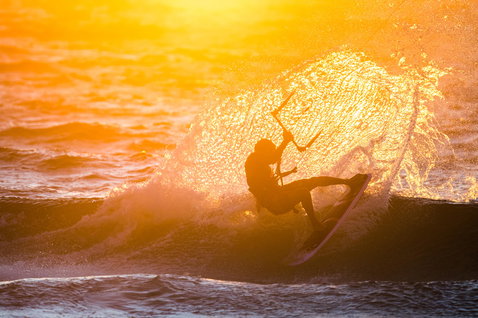 Duotone Pro Voke CSC wave kiteboard en surf de vagues sur une plage océanique