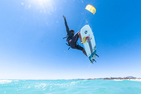 Duotone Pro Voke CSC kiteboard directionnel en train de faire du kitesurf sur une plage océanique