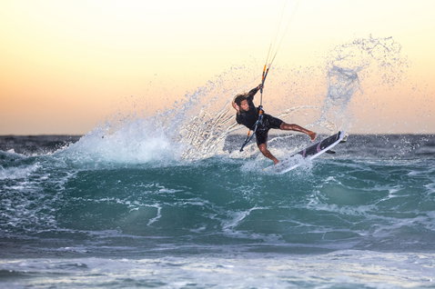 Duotone Pro Voke CSC 2019 planche de kitesurf de vagues pendant le surf de vagues en plage océanique