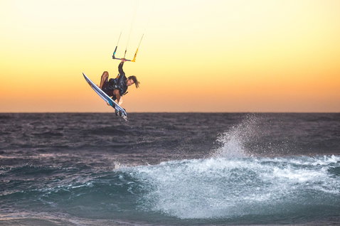 Duotone Pro Voke CSC 2019 planche de kitesurf de vagues pendant le surf de vagues en plage océanique