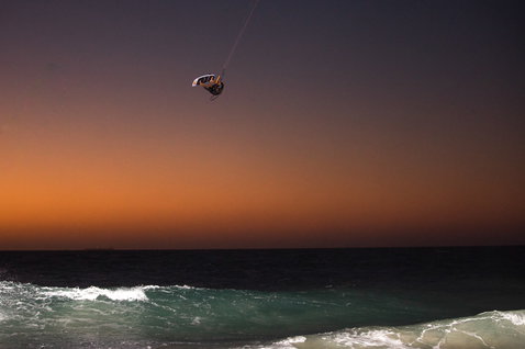 Duotone Pro Voke CSC 2019 planche de kitesurf de vagues pendant le surf de vagues en plage océanique