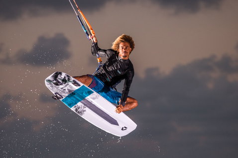 Duotone Pro Voke CSC planche de kitesurf lors d'une session de kitesurf en mer