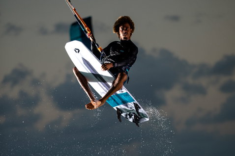 Duotone Pro Voke CSC planche de kitesurf de vagues lors d'une session en mer