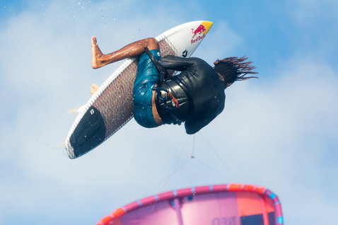 Duotone Pro Wam wave kiteboard lors du surf de vagues dans l'océan en Australie